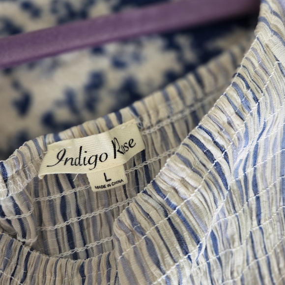 Elegant Striped Midi Dress with Puff Sleeves - Picture 3 of 5